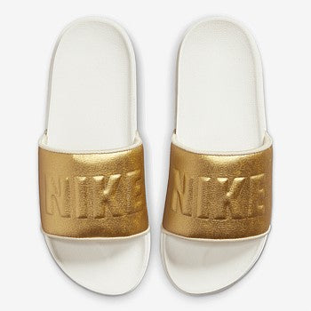 NIKE WOMENS OFFCOURT SLIDE - SANDDRIFT/METALLIC GOLD