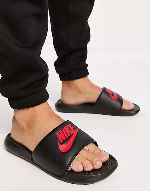 NIKE VICTORI ONE SLIDE - BLACK/UNIVERSITY RED