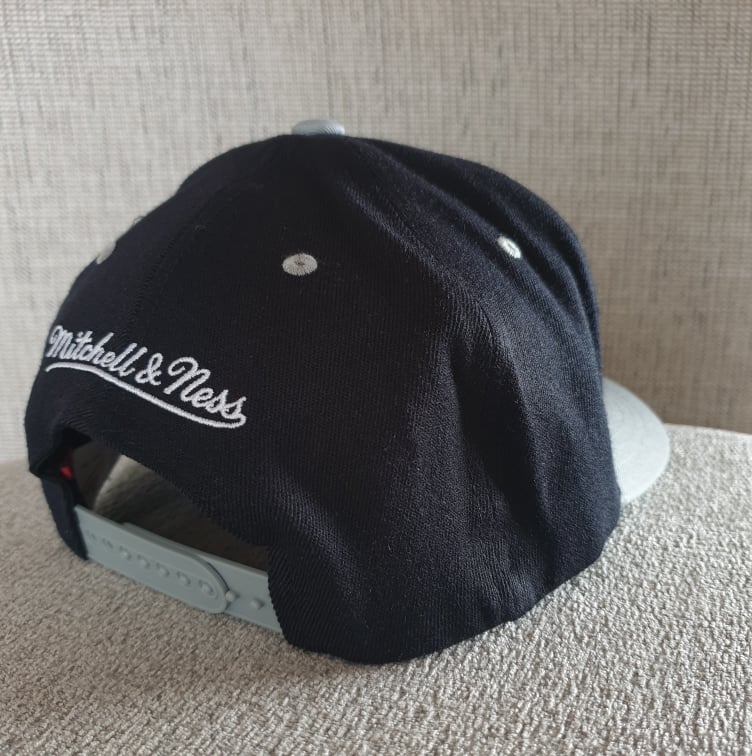 MITCHELL & NESS RAIDERS SNAPBACK - GREY/BLACK