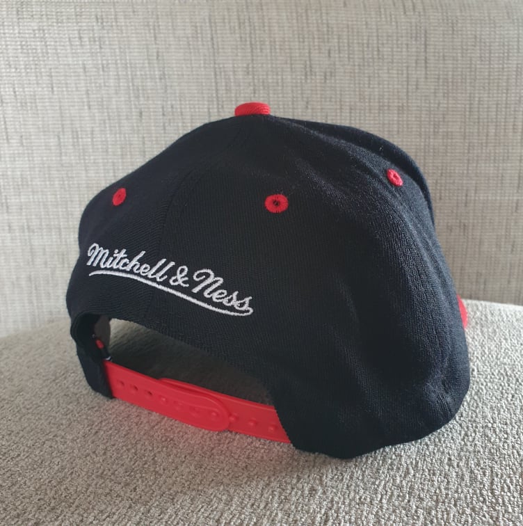 MITCHELL & NESS BULLS SNAPBACK - BLACK/RED