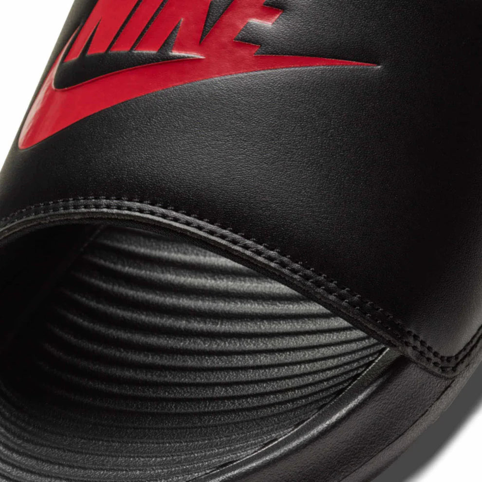 NIKE VICTORI ONE SLIDE - BLACK/UNIVERSITY RED