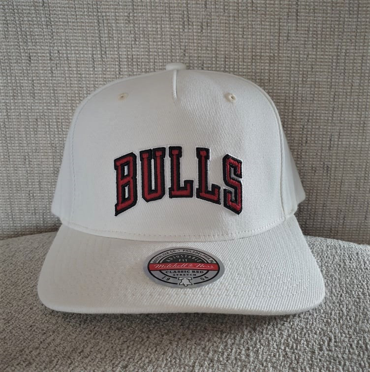 MITCHELL & NESS BULLS SNAPBACK - WHITE/RED