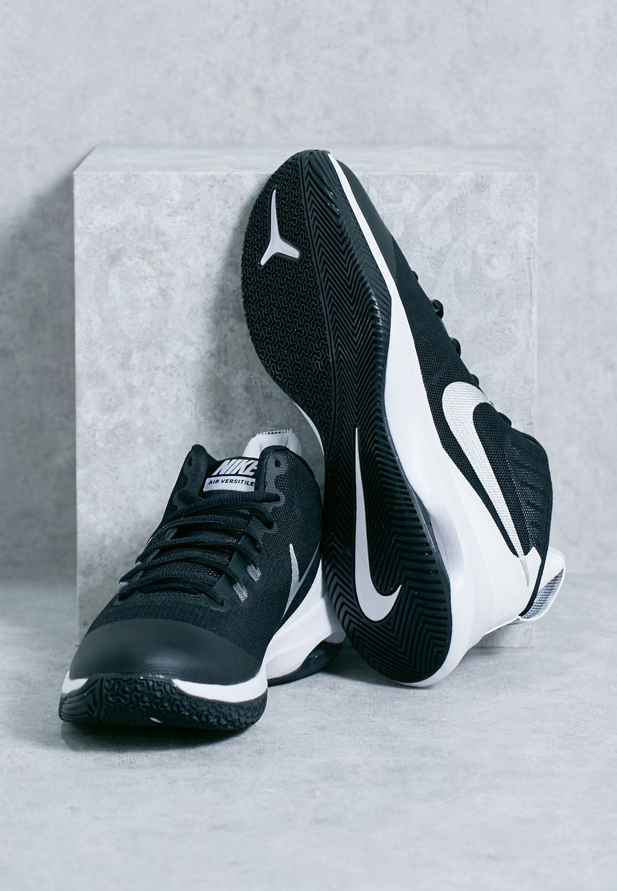 NIKE AIR VERSITILE - BLACK/ METALLIC SILVER